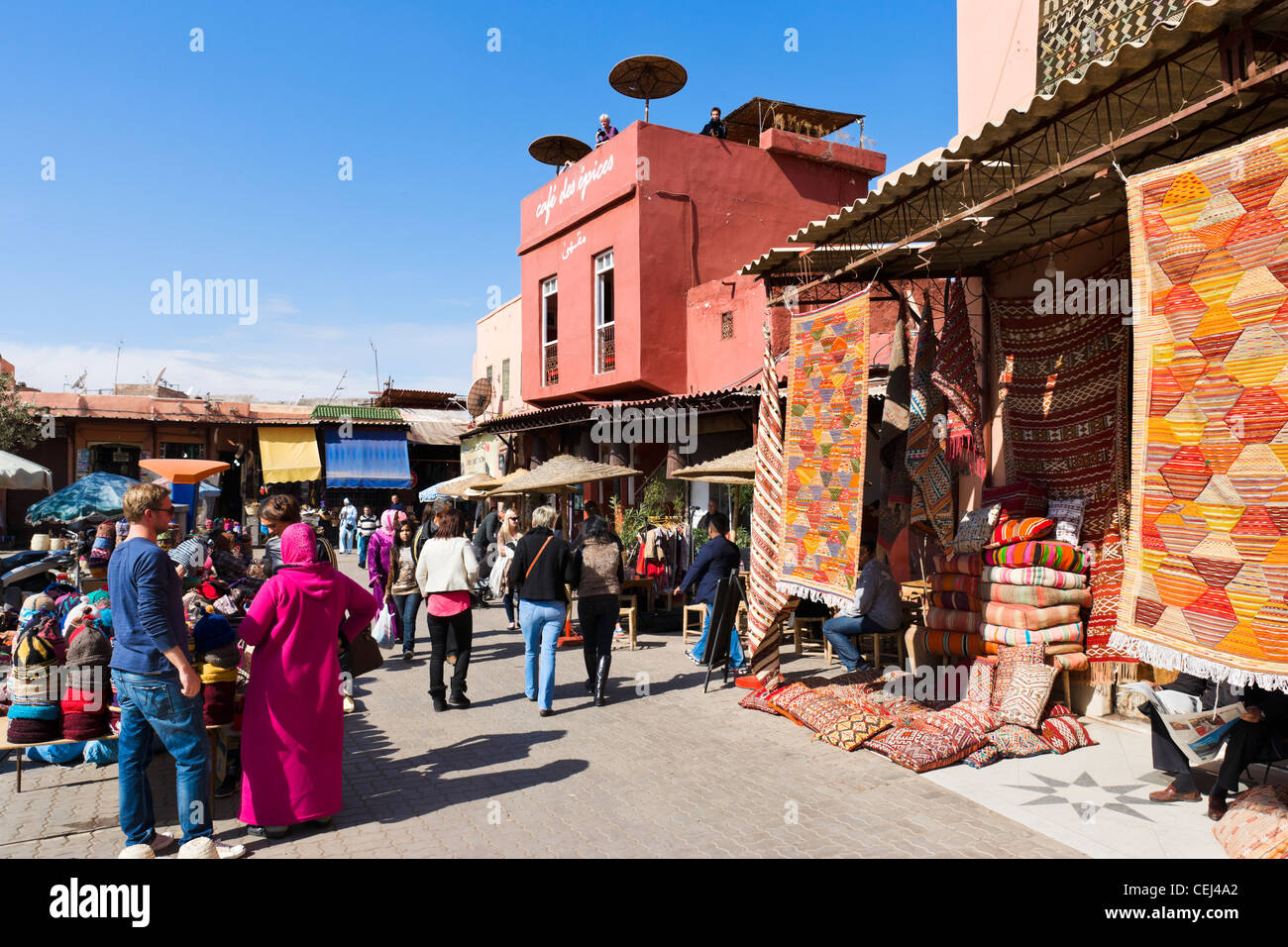 Das Cafe des Epices und Teppich-Shop in Rahba Kedima (Ort des Epices), Medina, Marrakesch, Marokko, Nordafrika Stockfoto