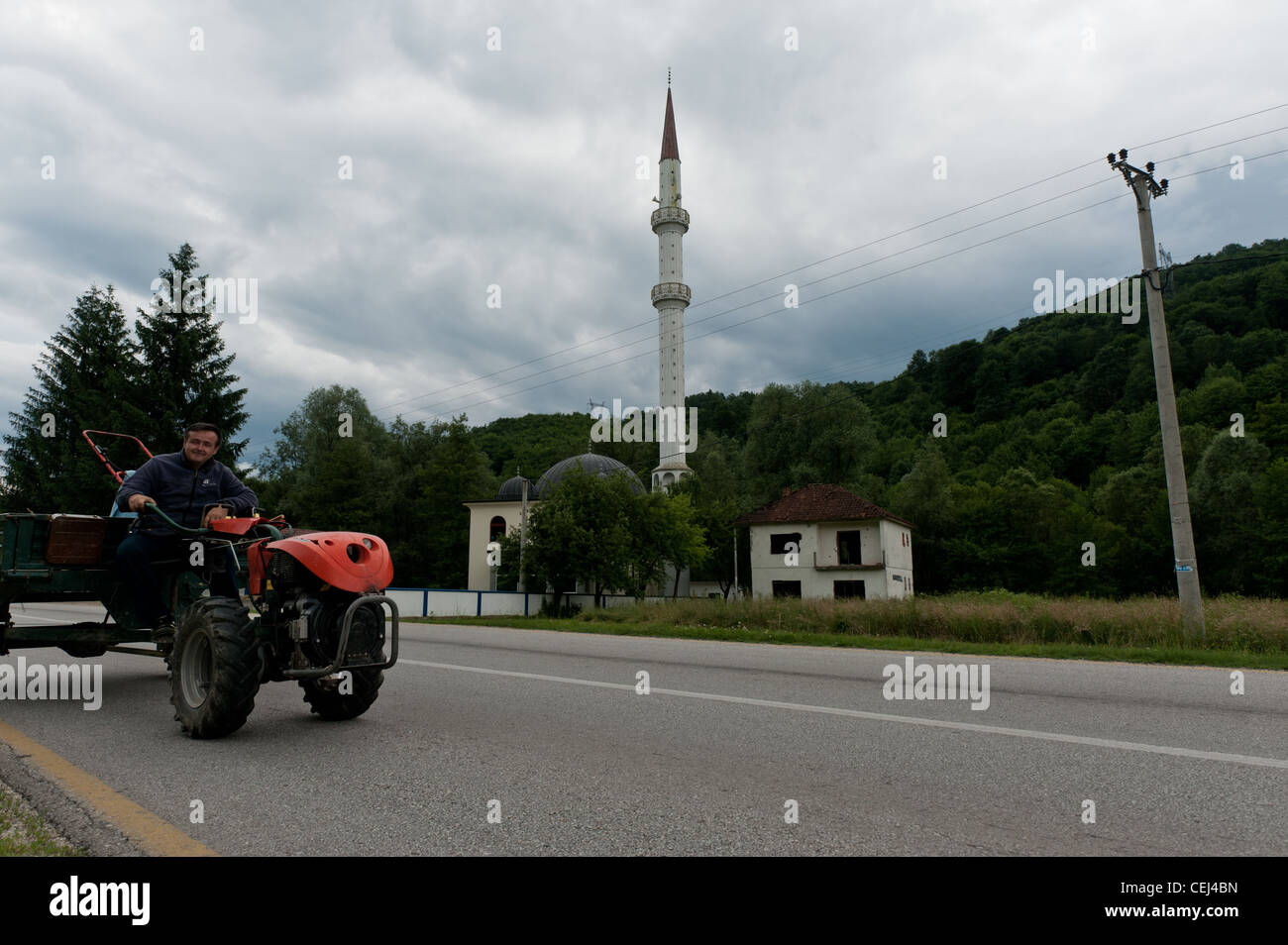 Moschee im Dorf Konjevic Polje im östlichen Teil von Bosnien und Herzegowina umgebaut. Stockfoto