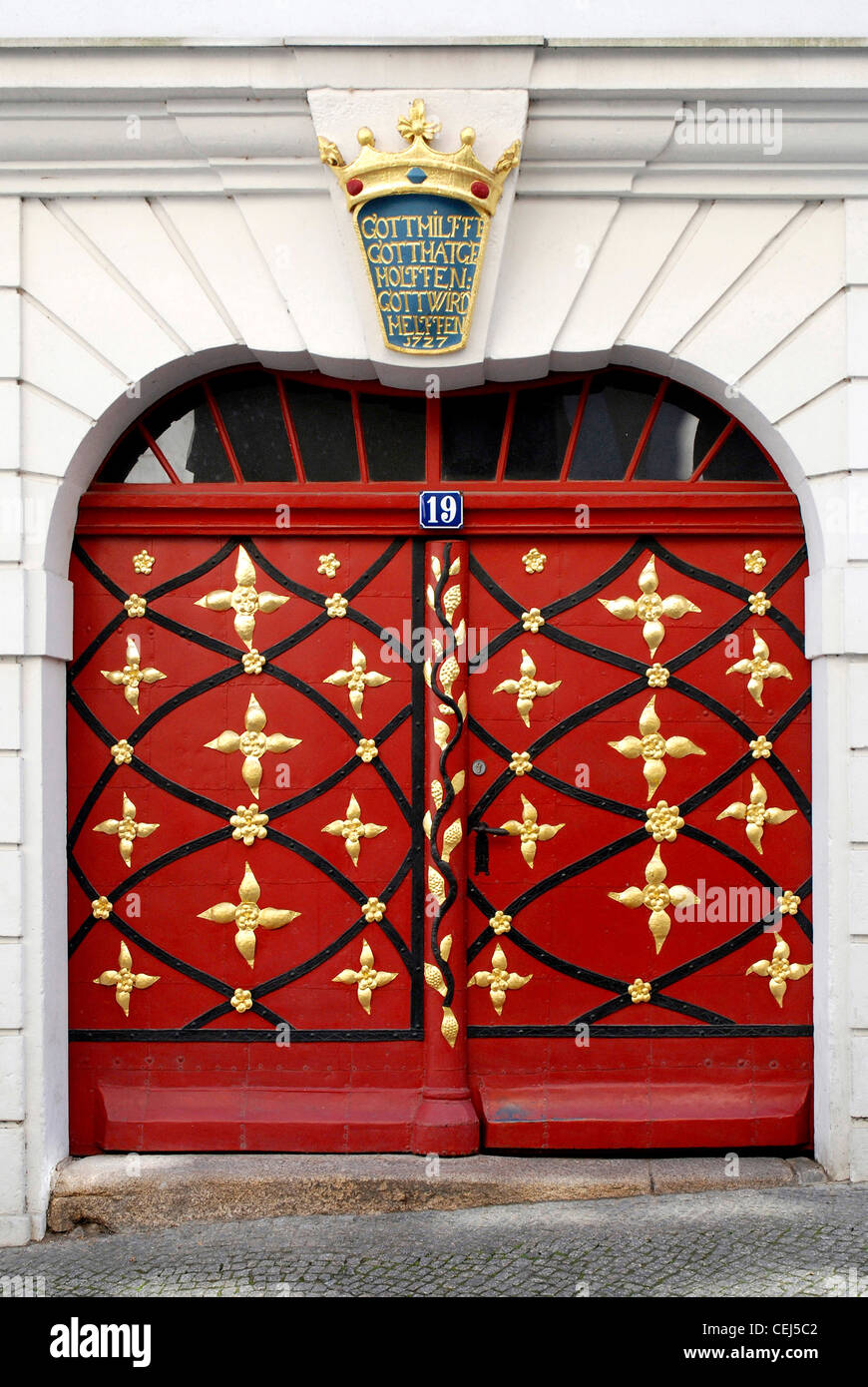 Portal von einem restaurierten Wohnhaus auf dem unteren Markt in Görlitz. Stockfoto