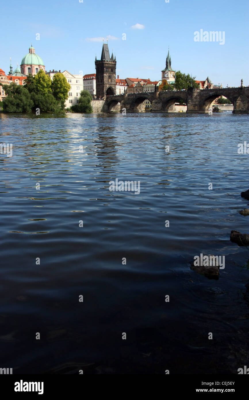 Alte Brücke in Prag, mit Fluss Stockfoto