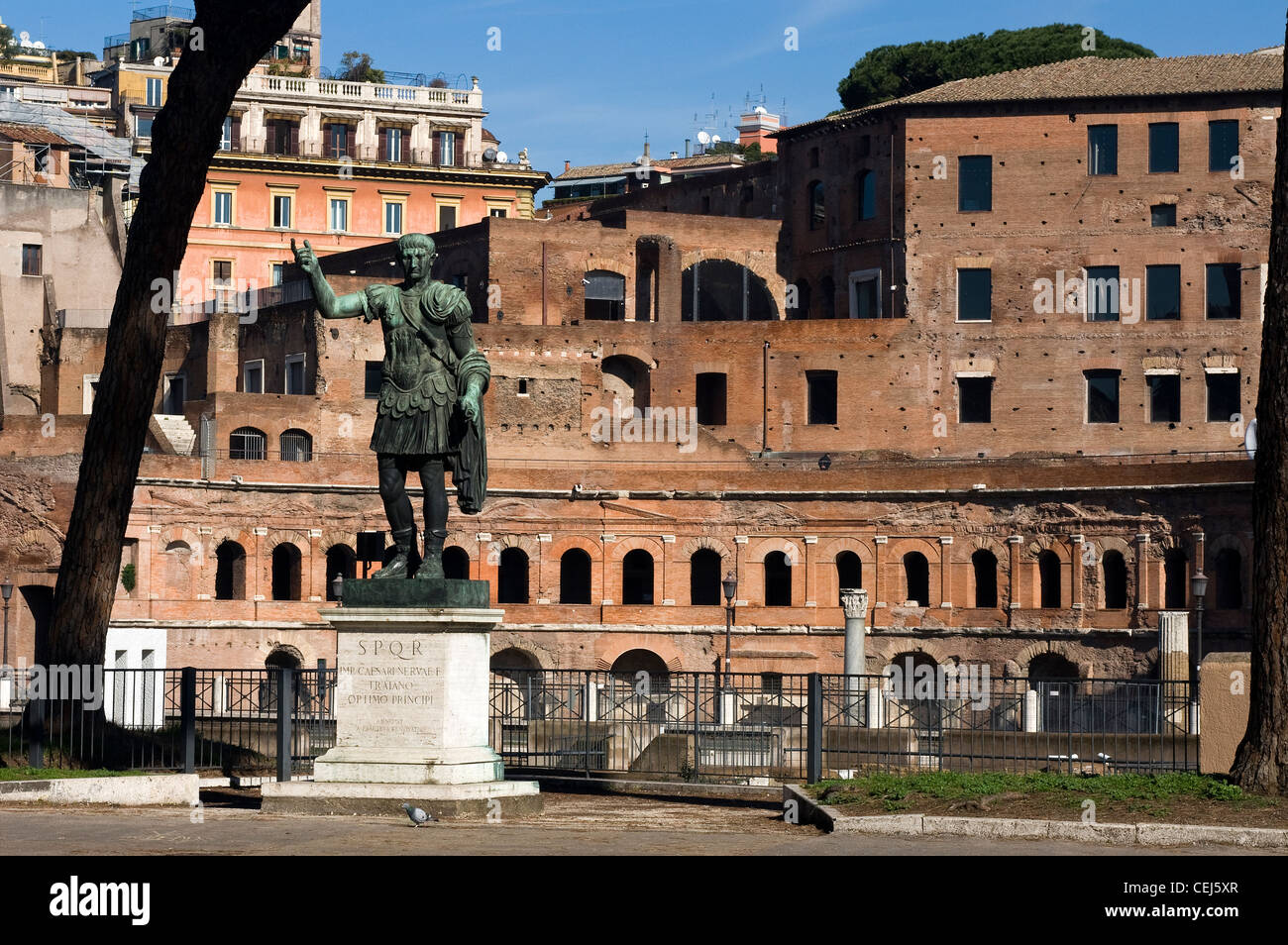 Statue des Kaisers Trajan vor Trajans Markt, Rom, Latium, Italien Stockfoto