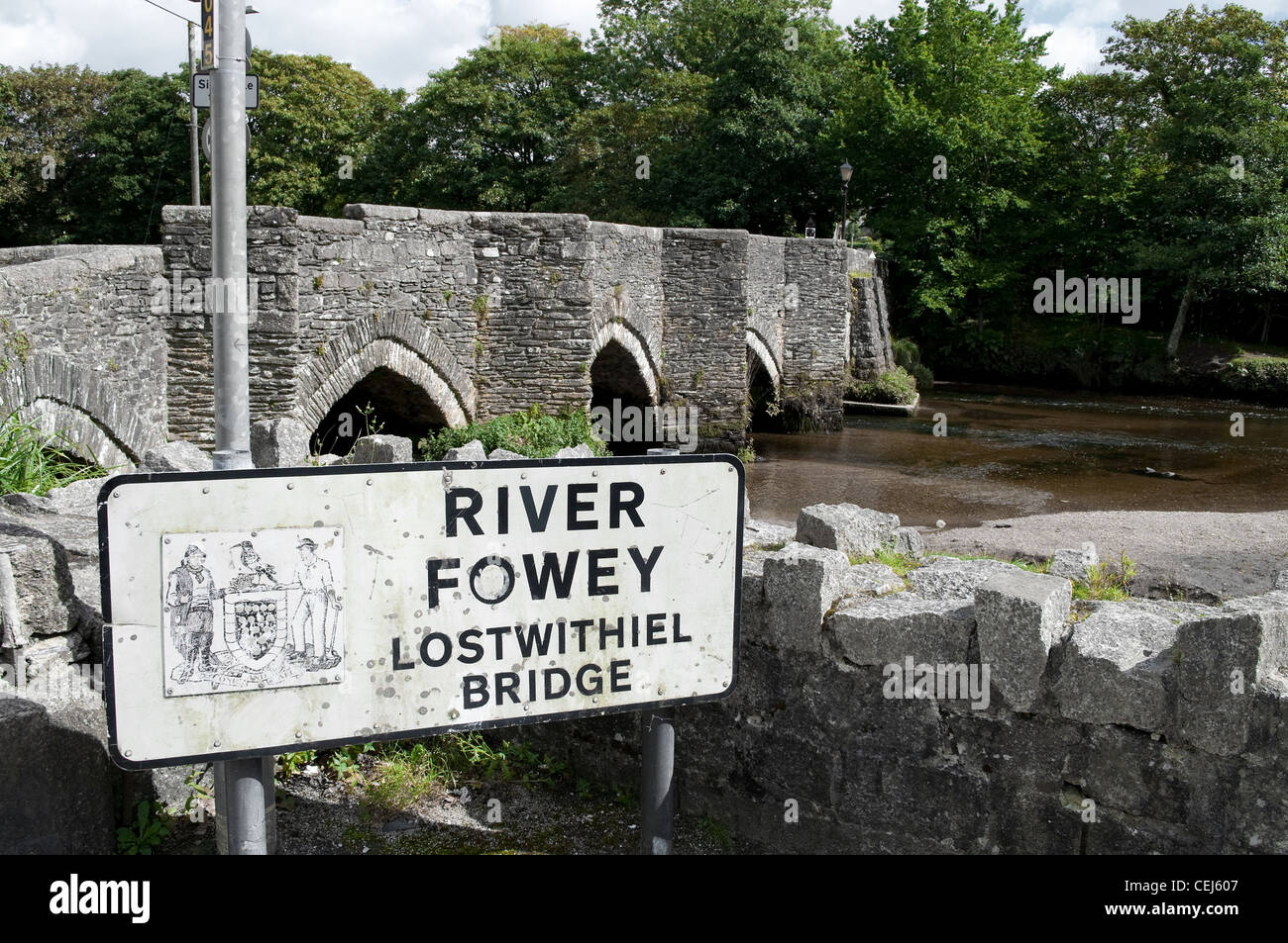 Der 12. Jahrhundert-Brücke über den Fluss Fowey in Lostwithiel, Cornwall, UK Stockfoto