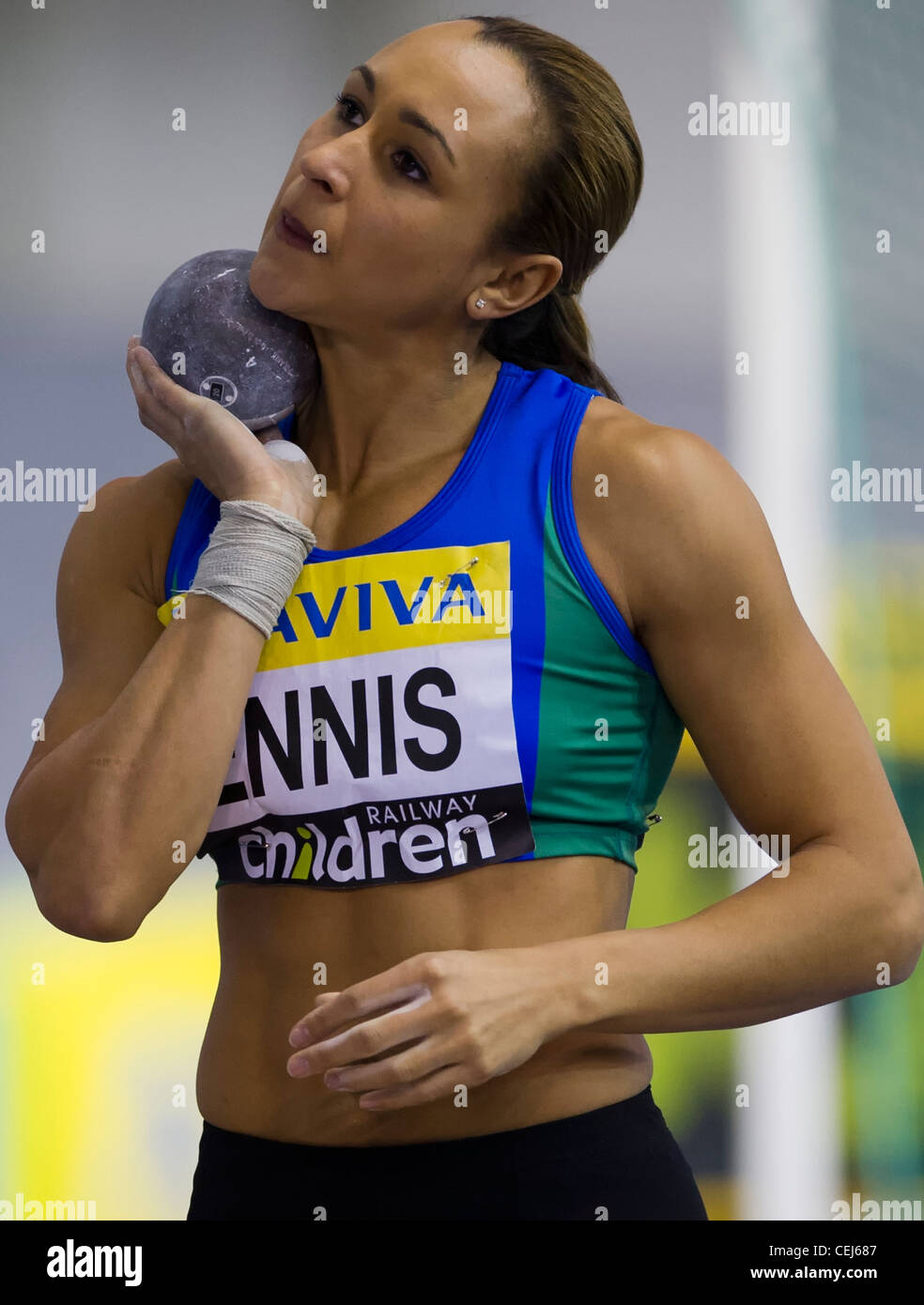 Jessica Ennis während der Frauen Kugelstoßen Finale im Aviva Indoor UK Prüfungen und Meisterschaften Stockfoto