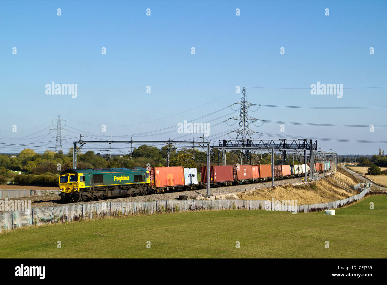 Freightliner Klasse 66 und intermodale Güterzug, Lichfield, Staffordshire, England. Stockfoto