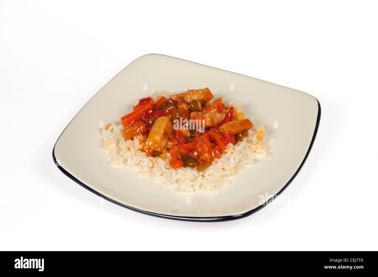 Chinesisches Essen, süß und sauer Huhn auf weißem Reis auf Teller auf weißem Hintergrund Ausschnitt USA Stockfoto
