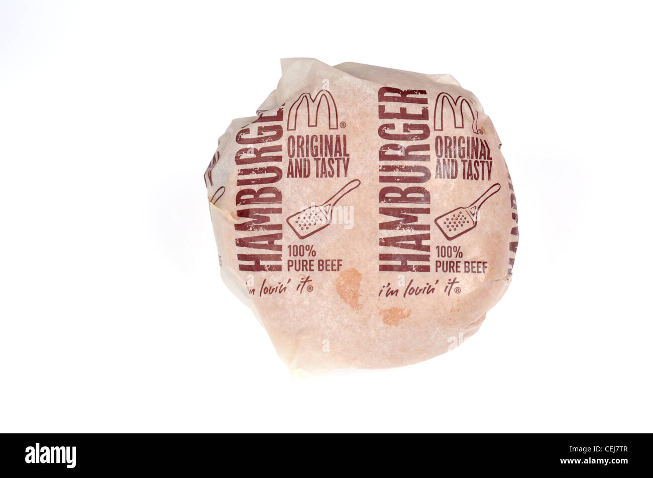 McDonalds Hamburger in Papierverpackung auf weißem Hintergrund Ausschnitt USA Stockfoto