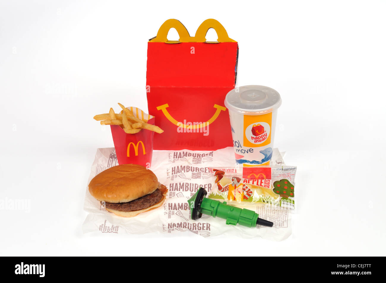 Mcdonalds Happy Meal mit Hamburger, Pommes frites, Getränke, Spielzeug auf Wrapper auf weißem Hintergrund USA Stockfoto