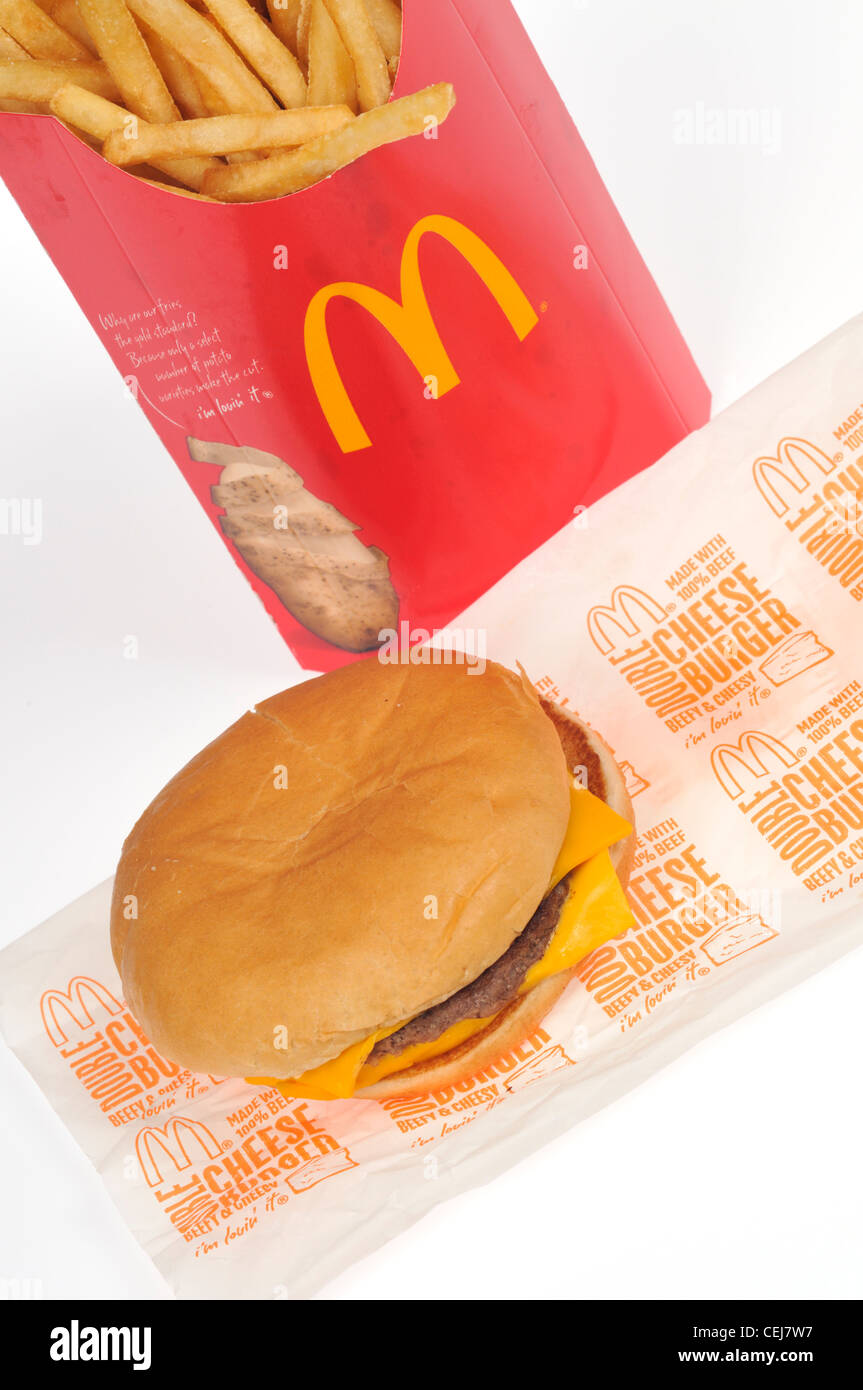 McDonalds double Cheeseburger auf Papierverpackung mit großen Pommes Frites auf weißem Hintergrund USA Stockfoto