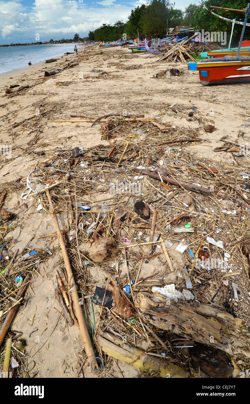 Gefahr für die Umwelt - Strandgut am Jimbaran Beach, Jimbaran Bay in der Nähe von Kuta, Bali-Indonesien Stockfoto