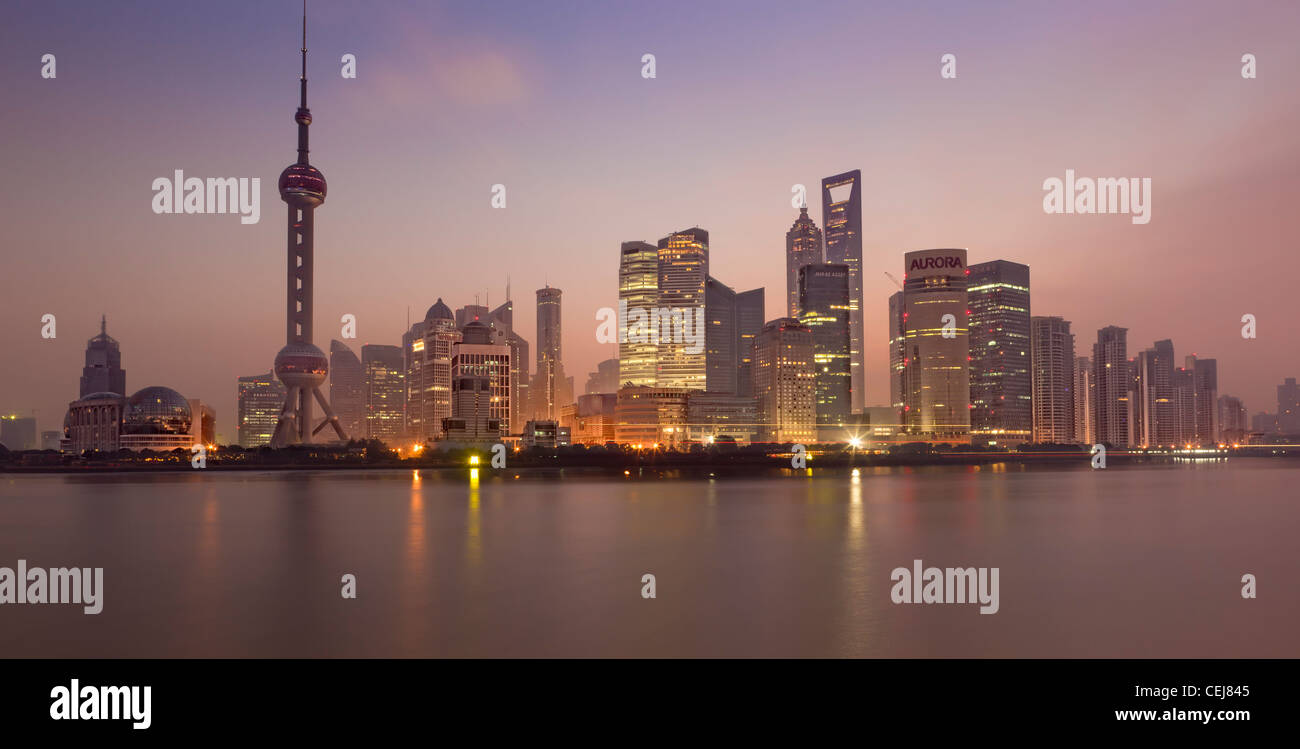Die Skyline von Pudong in der Dämmerung vor Sonnenaufgang, Shanghai, China Stockfoto
