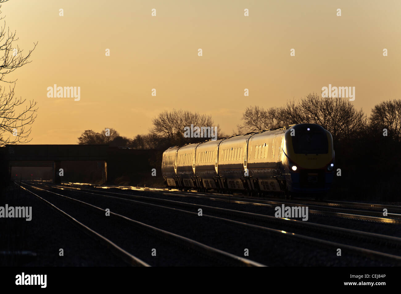 East Midlands Züge Klasse 222 Meridian fängt am frühen Morgen Glint Sonnenlicht bei Cossington Fuß überqueren. Stockfoto