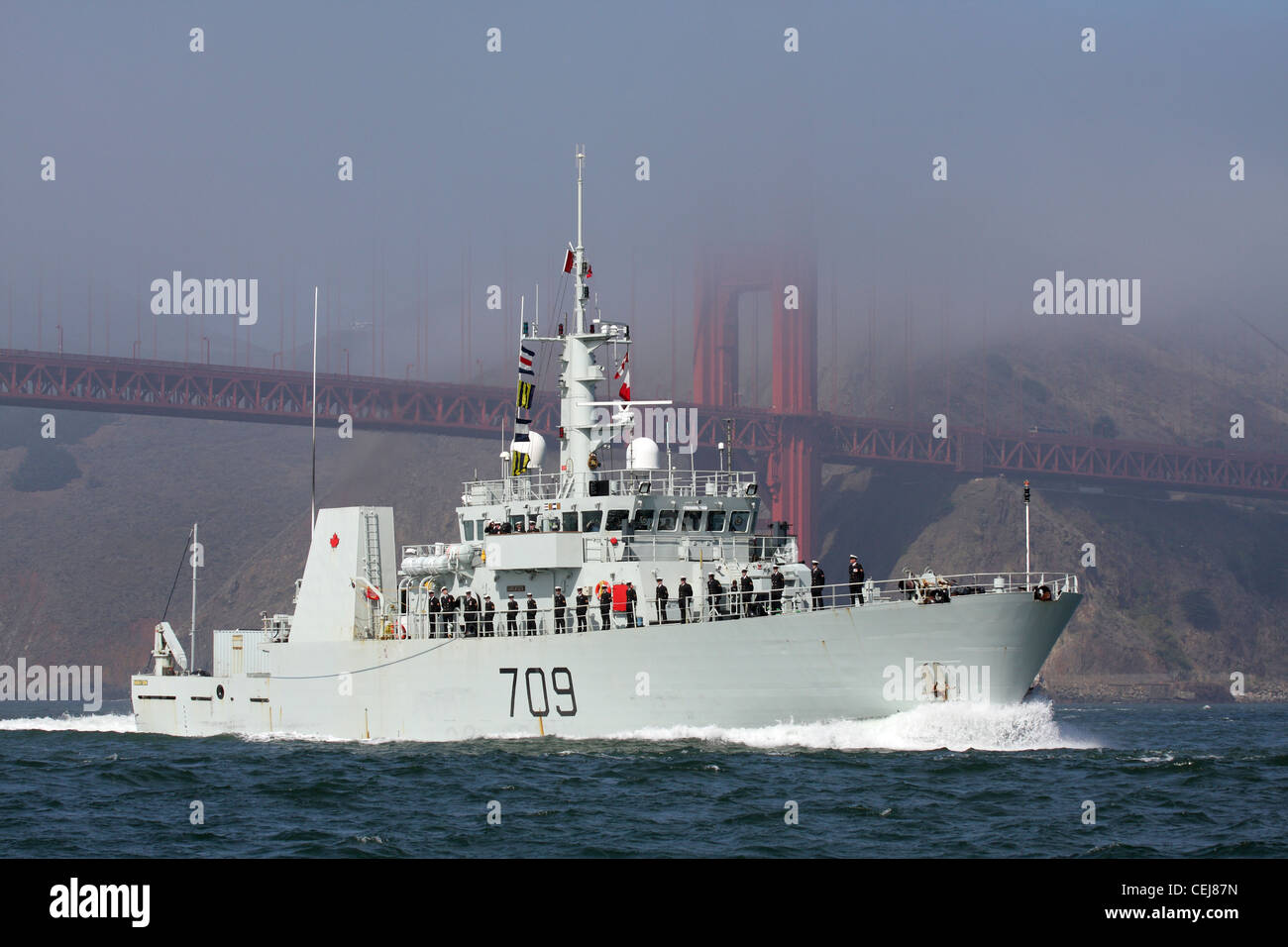 Kanadischen Kingston-Klasse Küstenschutz Schiff übergibt HMCS Saskatoon (709 MM) durch das goldene Tor und in der Bucht von San Francisco Stockfoto