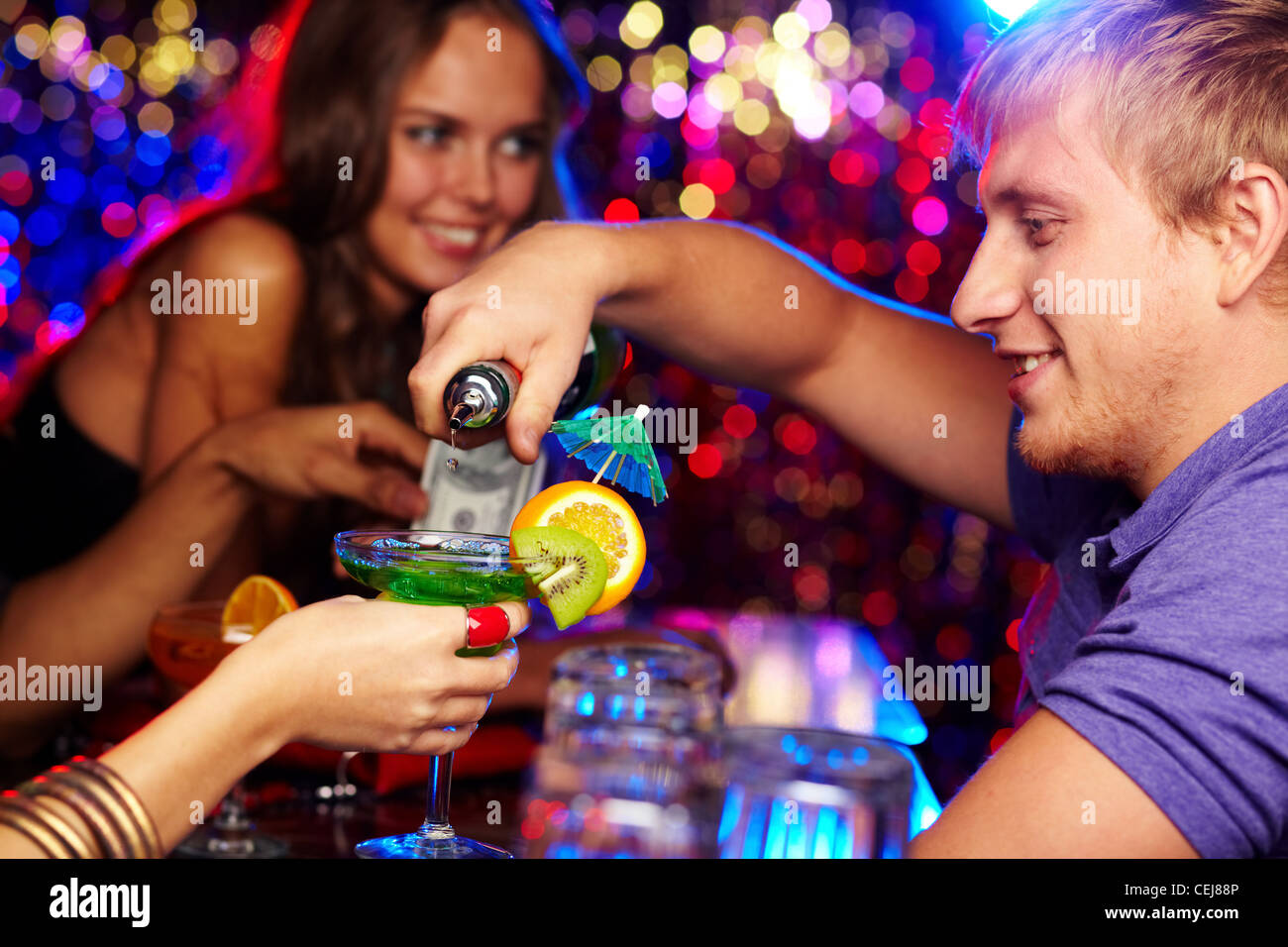 Freundliche Barkeeper Gießen Cocktails auf einer party Stockfoto