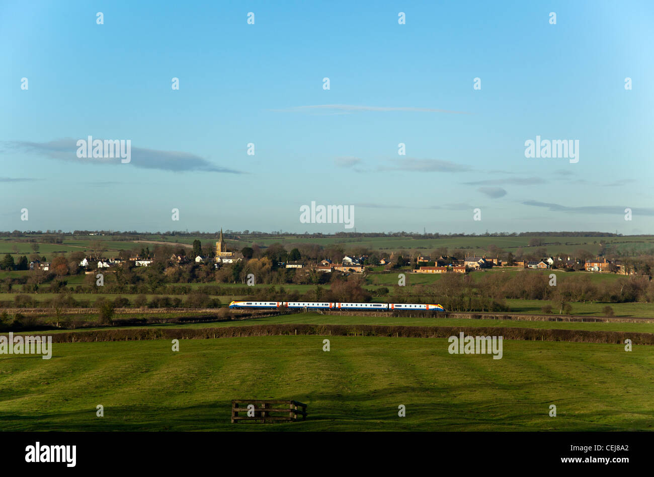 East Midlands trainieren Klasse 222 Meridian Zug vorbei an der Kirche und Dorf von Hoby Leicestershire Stockfoto