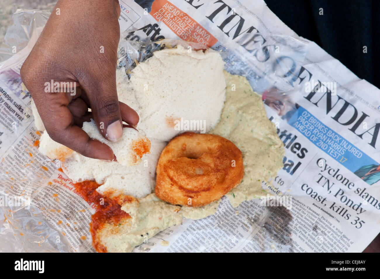 South Indian Frühstück mit Idli, Wada mit einer pikanten Chutneys in Zeitungspapier eingewickelt. Andhra Pradesh, Indien Stockfoto