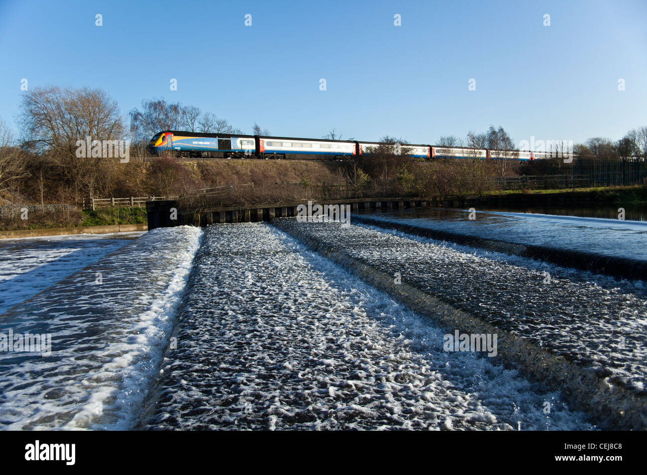 East Midlands Züge Hochgeschwindigkeitszug Weitergabe Pillings Lock Weir River Soar, Barrow auf Soar, Leicestershire. Stockfoto