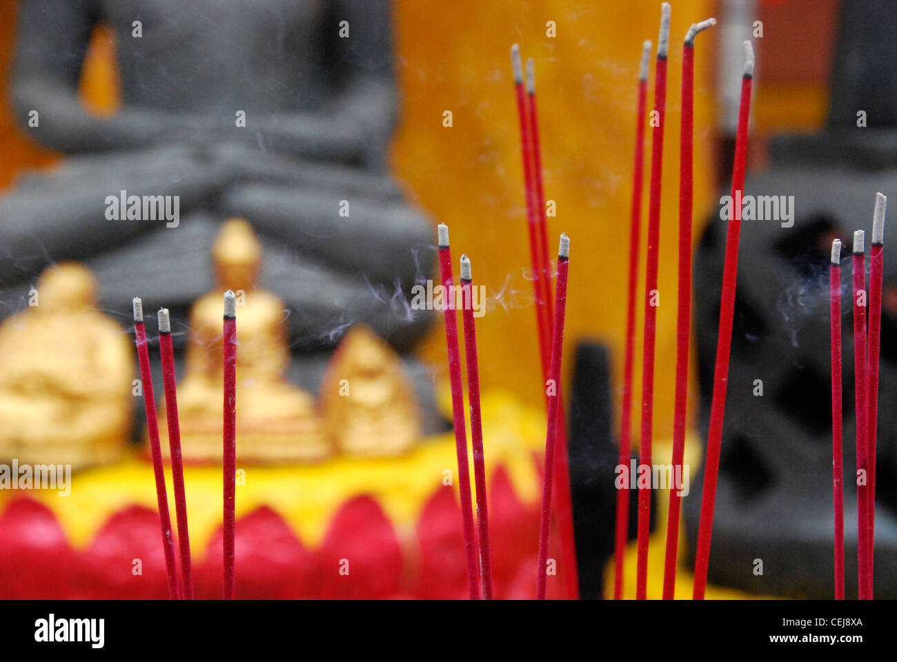 Gelbe Sonnenschirme und Weihrauch brennen in Hindu-Tempel, Bali, Indonesien Stockfoto