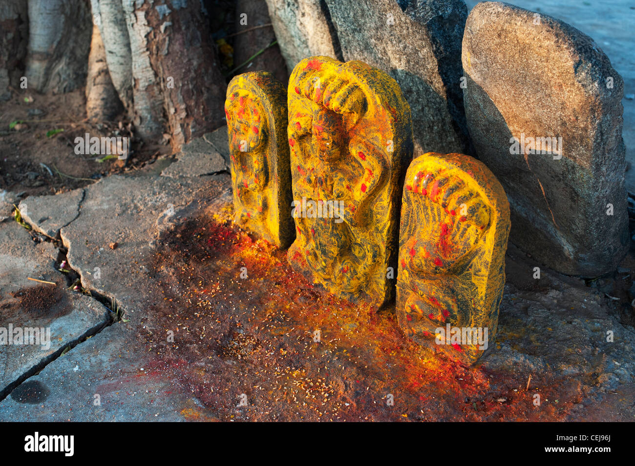 Hindu Altar Steinen in einem Tempel indische Vishnu Gottheit in der südindischen Landschaft darstellt. Andhra Pradesh, Indien Stockfoto Hindu Altar Steinen in einem Tempel indische Vishnu Gottheit in der südindischen Landschaft darstellt. Andhra Pradesh, Indien Stockfoto