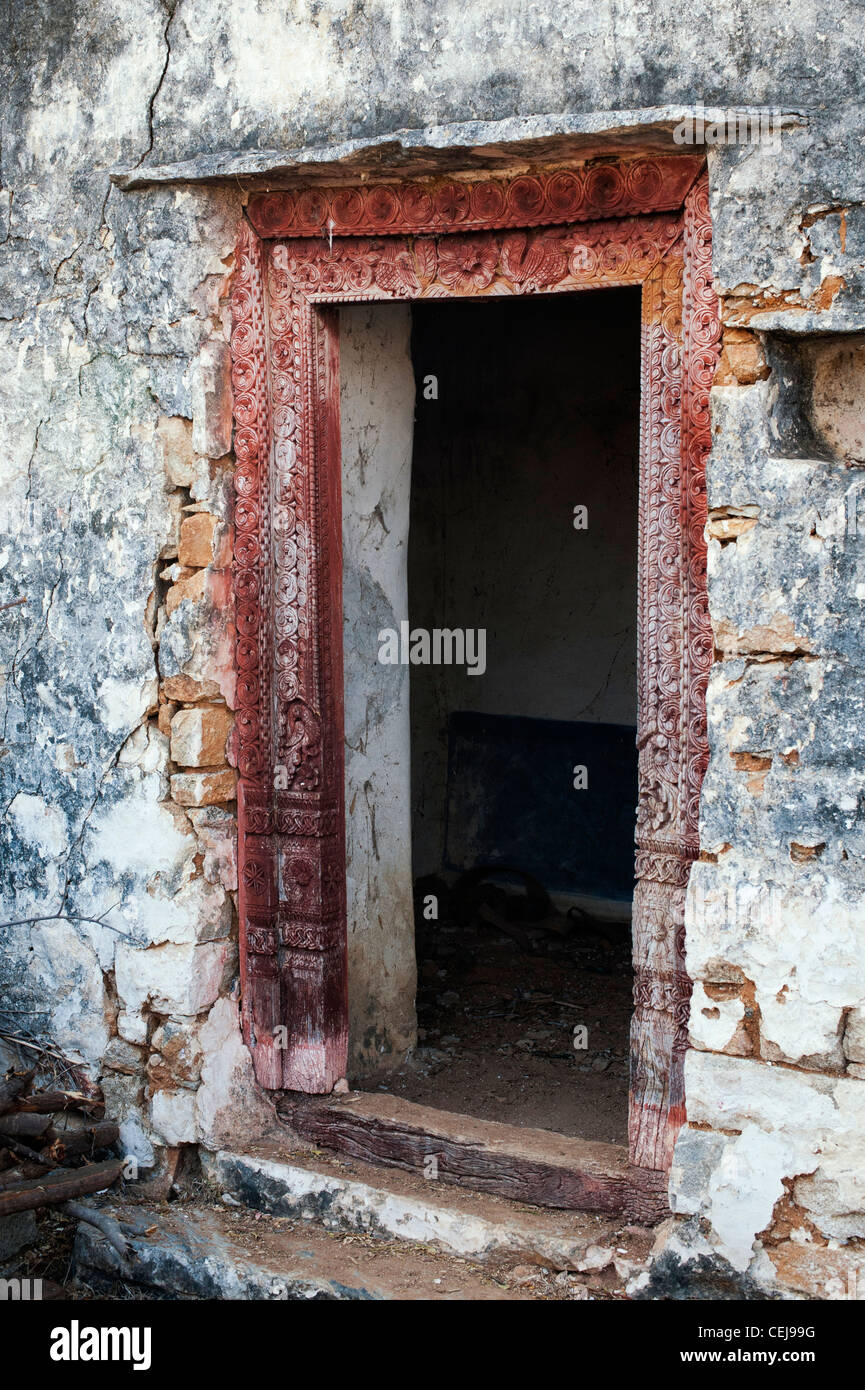 Alte antike indische geschnitzten Türrahmen in ein verfallenes Haus auf dem Land Indien. Andhra Pradesh, Indien Stockfoto