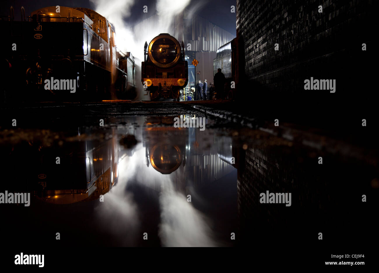 Großer Hauptbahnhof Dampf Lokomotiven Lokschuppen, Loughborough, Leicestershire in der Nacht. Stockfoto