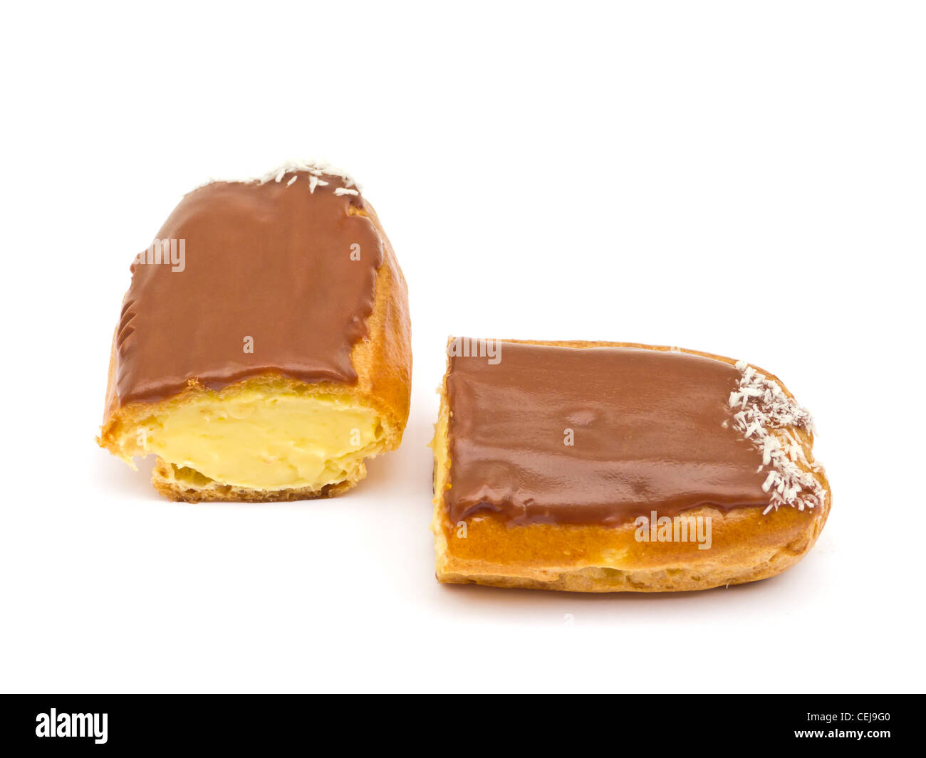 Eclair in zwei Hälften Stockfoto