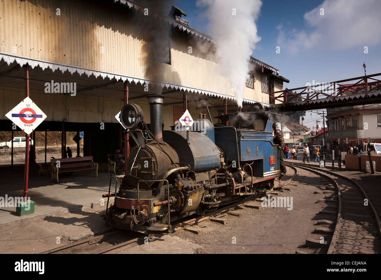 Indien, Westbengalen, Ghoom, Himalayan Darjeeling Mountain Railway Lok Rangierarbeiten im Bahnhof Stockfoto