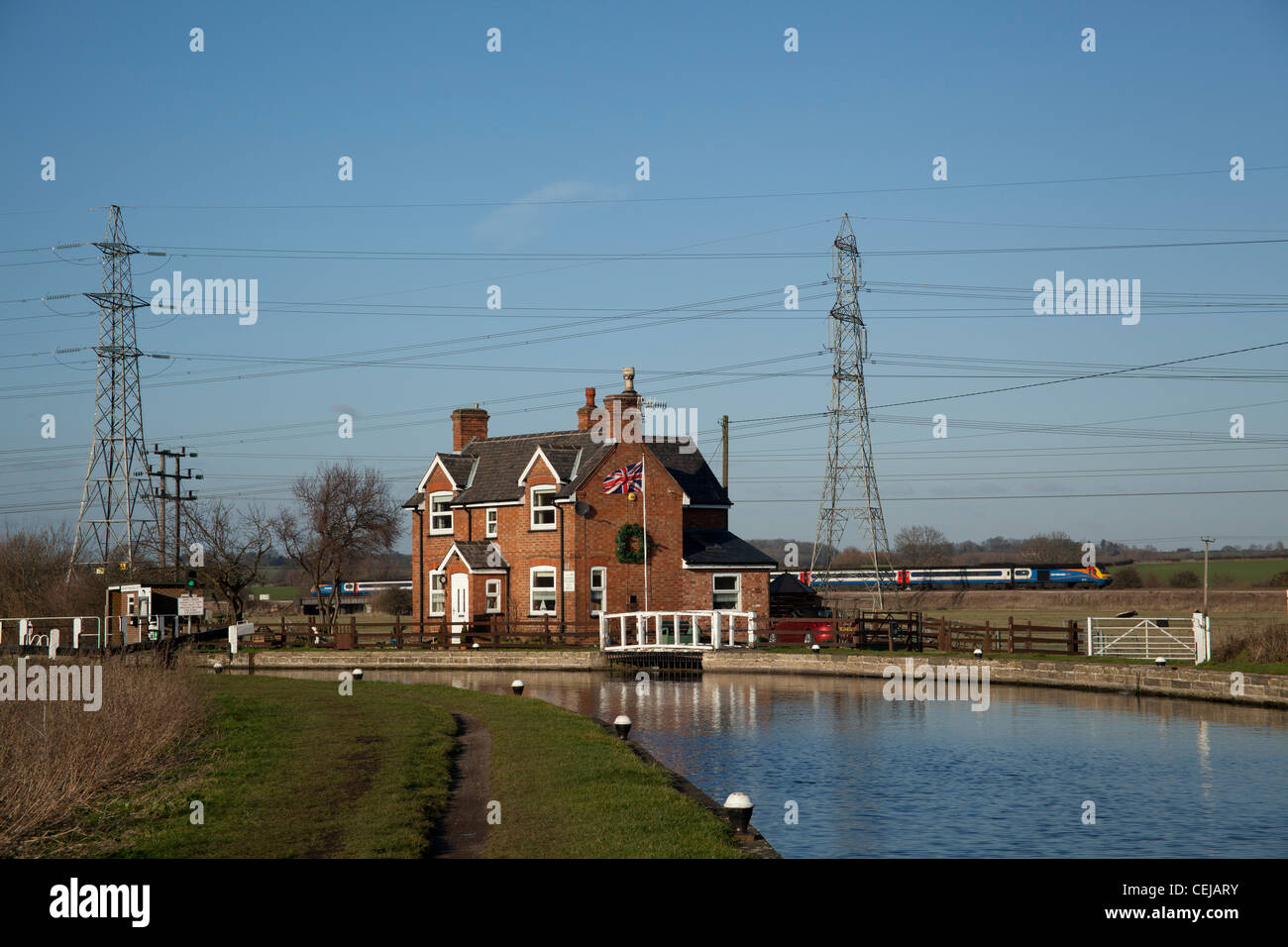 Grand Union canal mit Lock House und East Midlands Zug Midland Mainline-Bahn im Hintergrund, Loughborough, Leicestershire Stockfoto