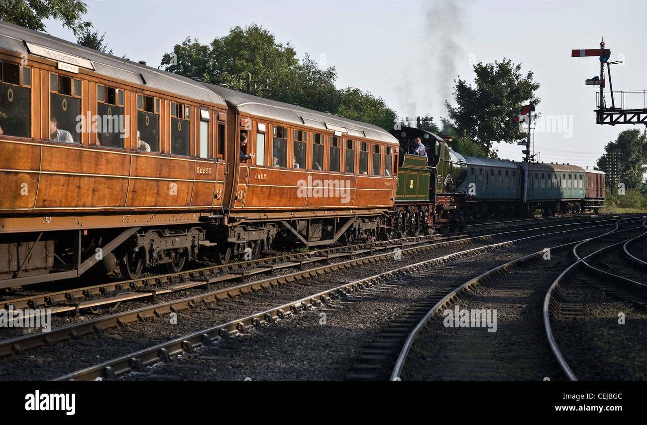 Die "Stadt von Truro" GWR 3700 3440 Dampf Lok und Vintage Wagenklasse Bridgnorth Bahnhof in Shropshire Stockfoto