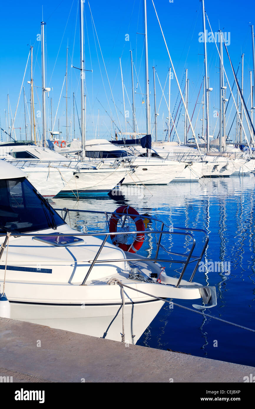 Blaues Meer Boote vertäut im Mittelmeer Marina in Spanien Stockfoto