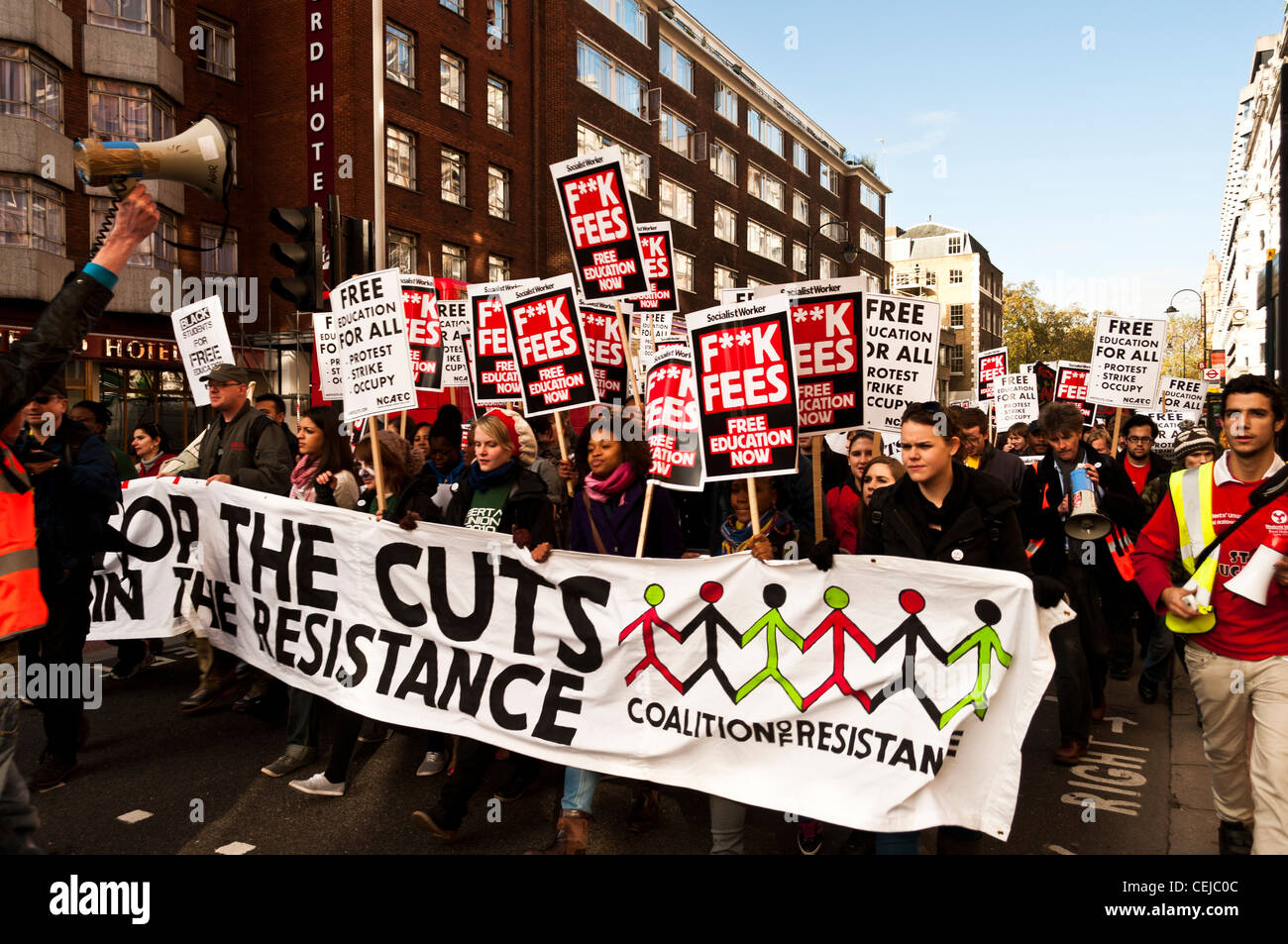 Studentischen Demonstranten auf NUS Demonstration gegen Studiengebühren erhebt sich und Bildung schneidet im Zentrum von London, 10. November 2010. Stockfoto