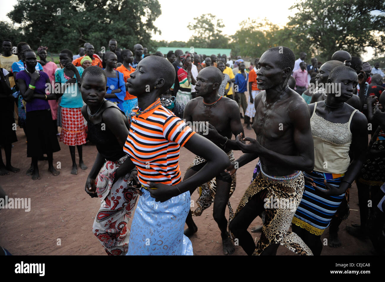 Afrika Süd SUDAN Bahr al Ghazal Region, Lakes State, Dorf Mapourdit, Dinka Menschen feiern Erntefest mit Tänzen Stockfoto