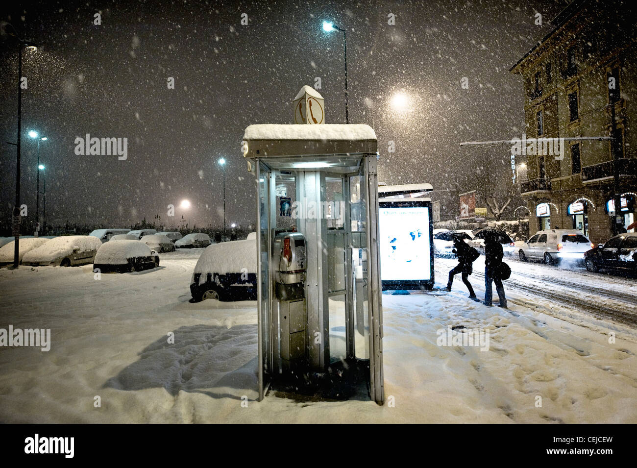 öffentliche Telefonzelle in einer Schnee-Straße in Mailand, Italien Stockfoto