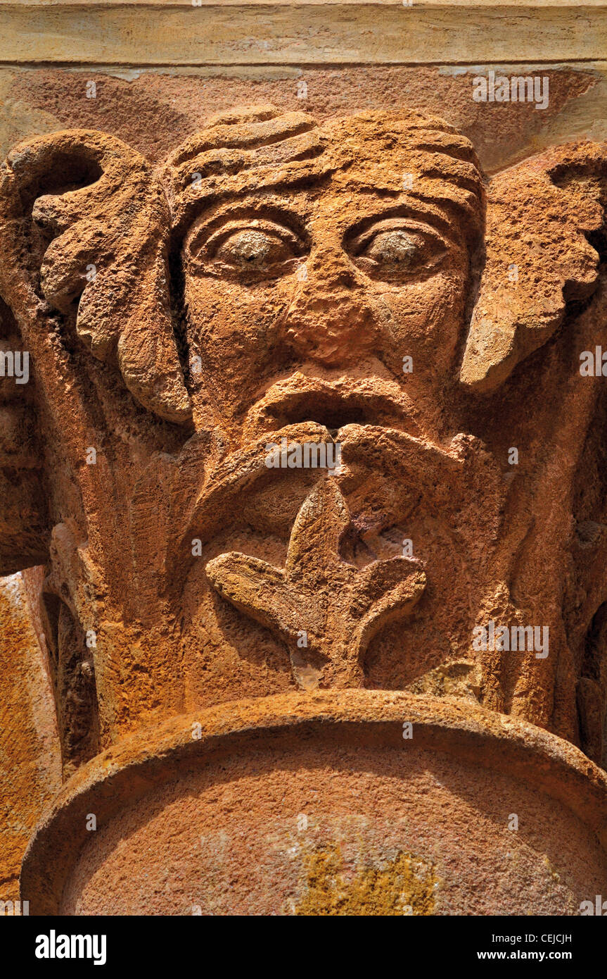 Frankreich, Jakobsweg: Romanischen Mythologie Figur bei einem Kapital von den Kreuzgang der Abtei St. Foy in Conques Stockfoto