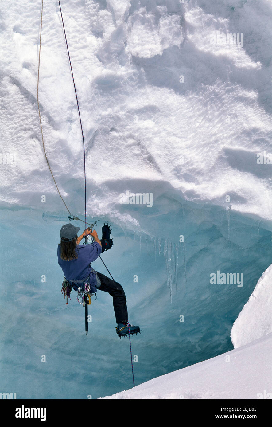 Menschen Sie üben Eisklettern in den Schweizer Alpen Stockfoto