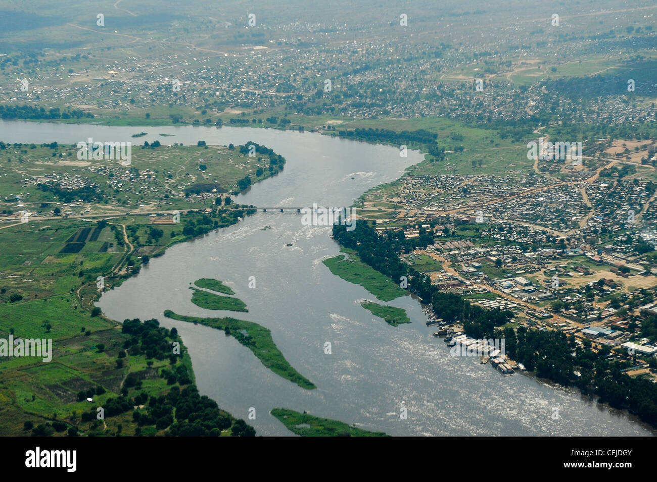 SÜDSUDAN, aus der Vogelperspektive der Hauptstadt Juba am Weißen Nil und der Nilbrücke, verließ den Nilhafen mit Fracht- und Passagierschiffen Stockfoto