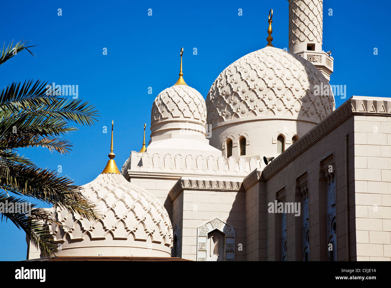 Die Kuppeln der Jumeira Moschee. Dubai, Vereinigte Arabische Emirate, Vereinigte Arabische Emirate. Stockfoto
