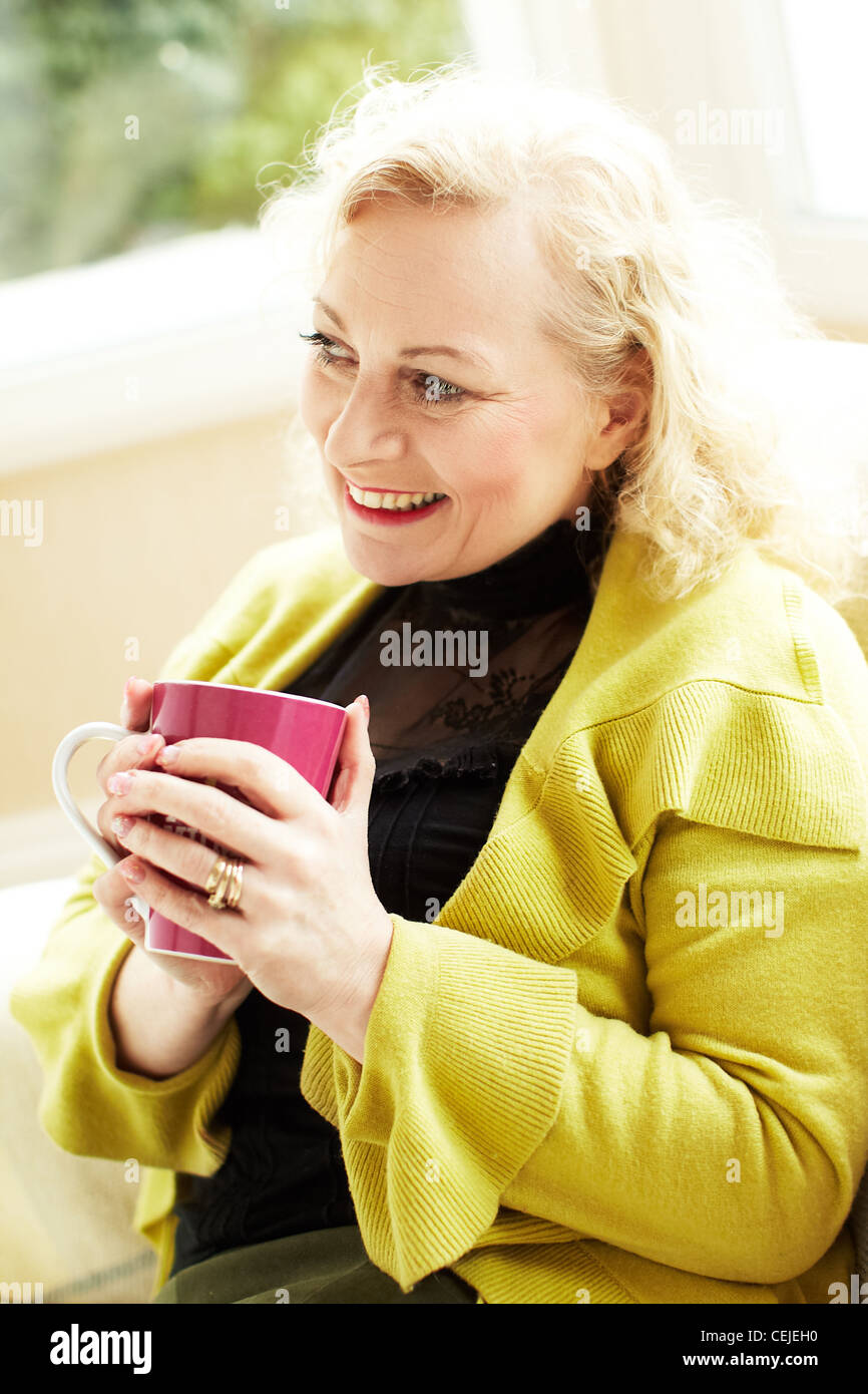 Frau mit Getränk entspannen Stockfoto