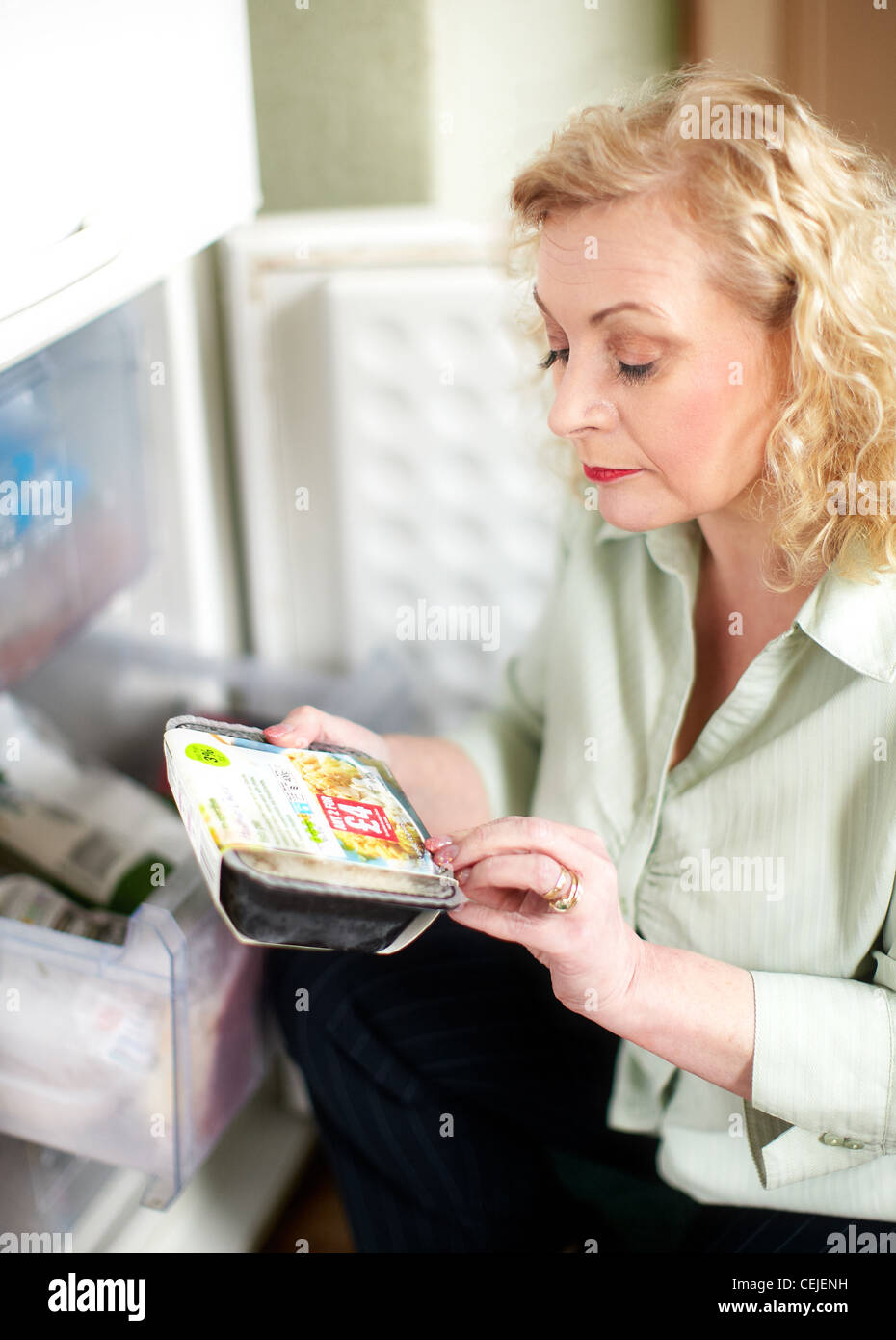 Frau mit Gefrierschrank Mahlzeit Stockfoto