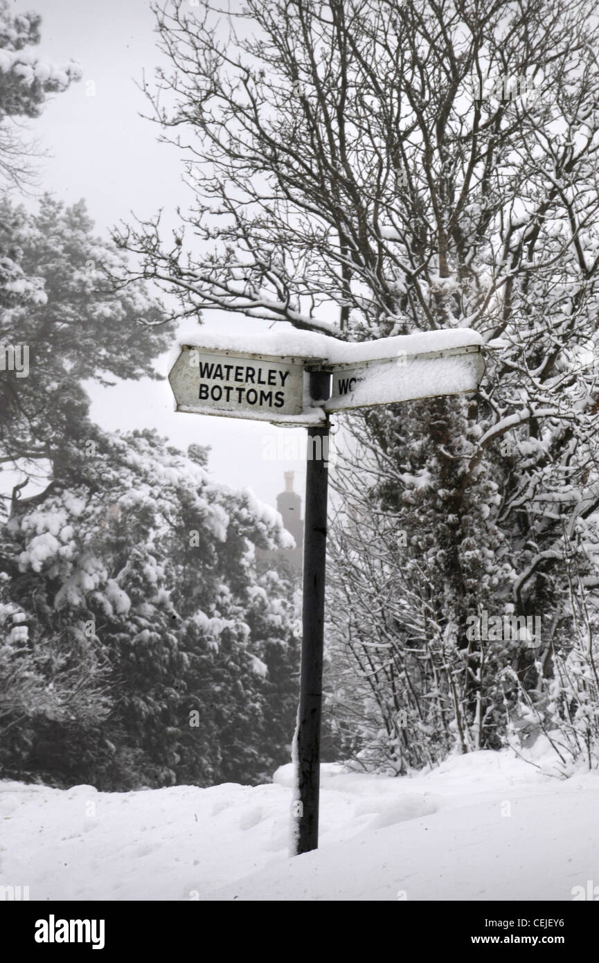Ein amüsant veränderten Straßenschild mit einer Bedeckung von Schnee in der Nähe von Dorf Waterley unten in der Nähe von Wotton-unter-Kante, Glos UK Stockfoto
