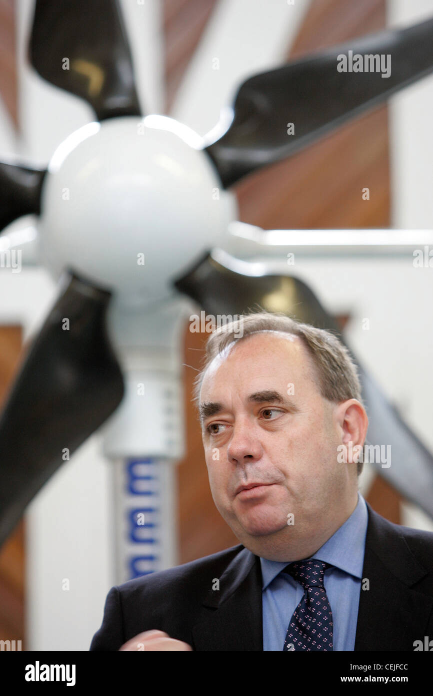 Schottlands erster Minister Alex Salmond sprechen über erneuerbare Energien vor einer kleinen Windkraftanlage. Stockfoto