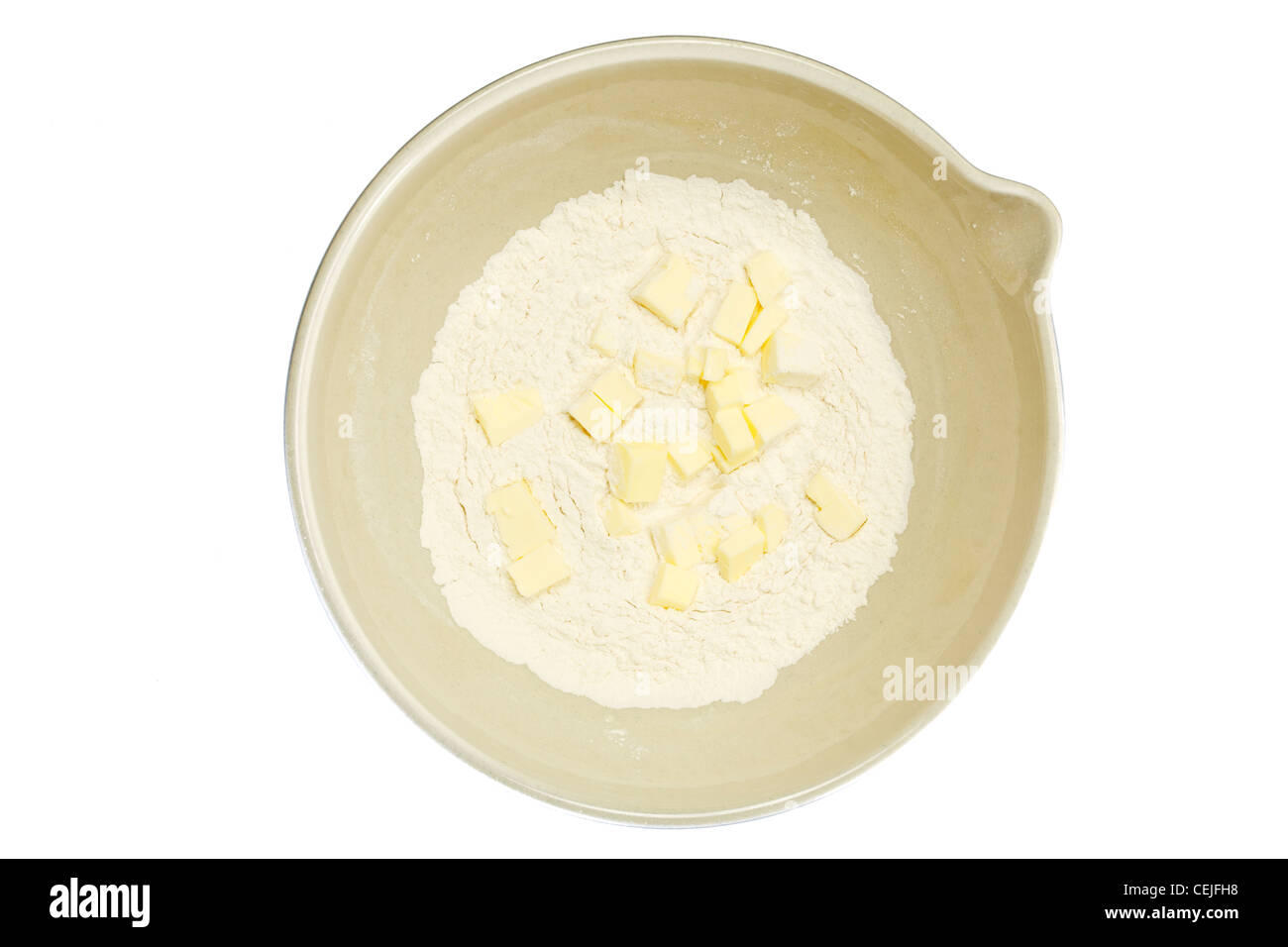 Mehl und butter in die Rührschüssel geben Stockfoto