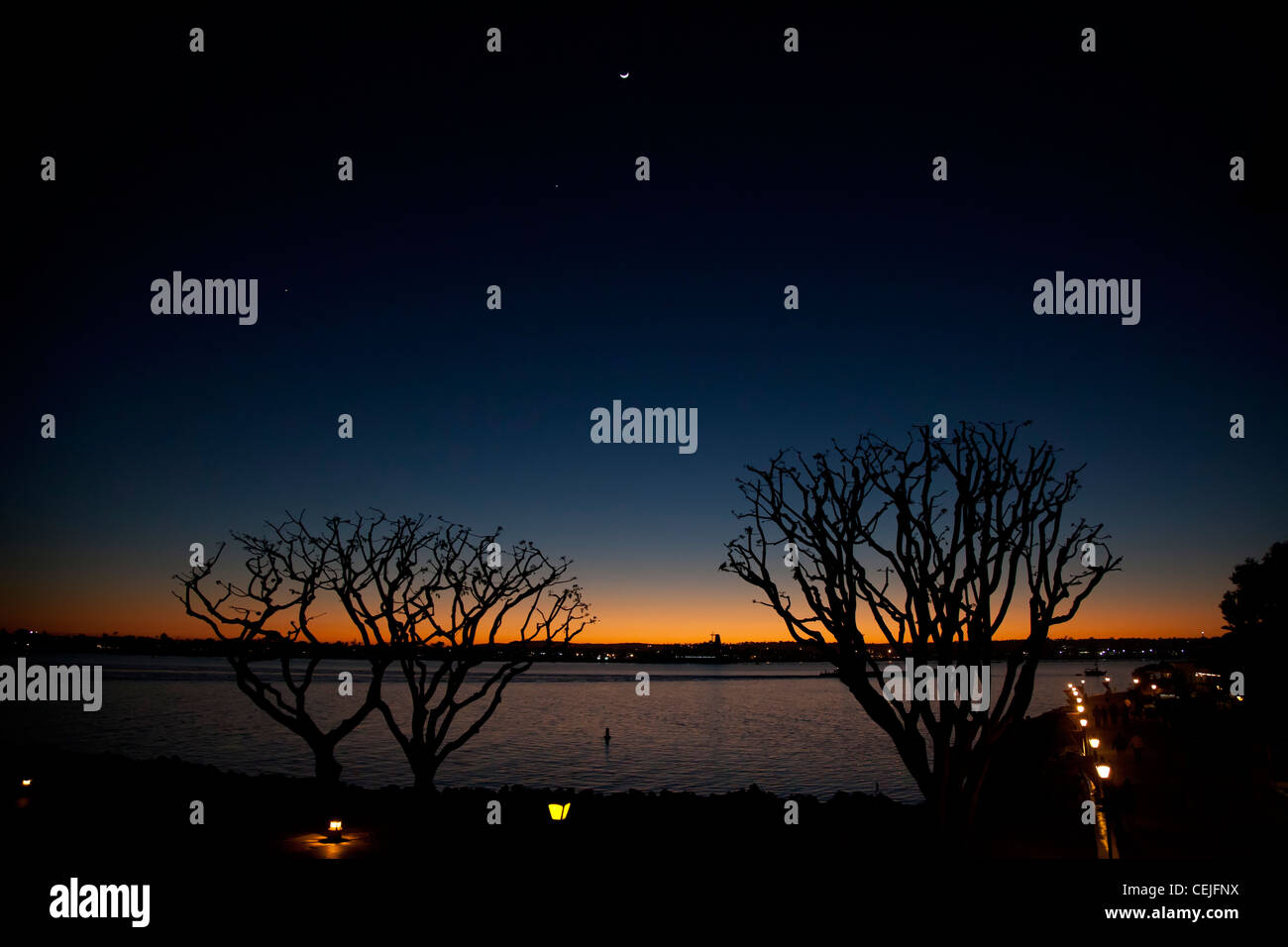 San Diego, Kalifornien - San Diego Bay nach Sonnenuntergang im Winter. Stockfoto