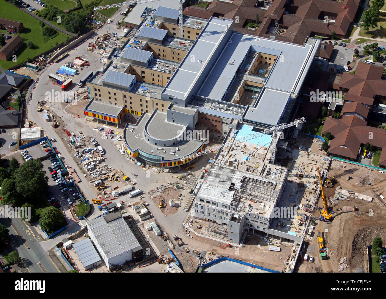 Luftaufnahme eines englischen Midlands-Krankenhauses im Bau in den Boom-Jahren des NHS-Gebäudes, 2010 Stockfoto