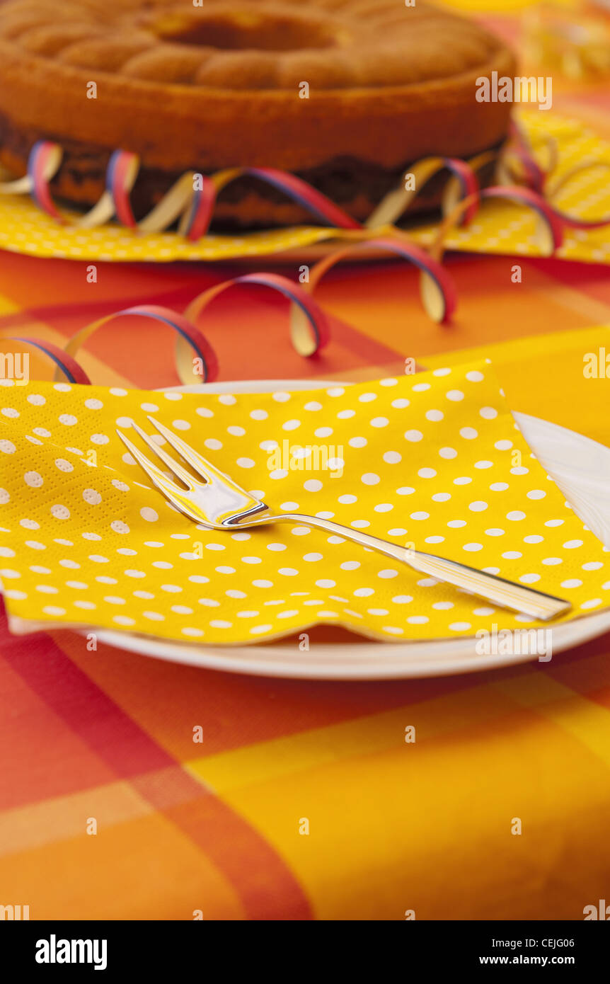 Eine Sommer-Party Tischdekoration mit Gabel, Serviette und Gericht. Stockfoto