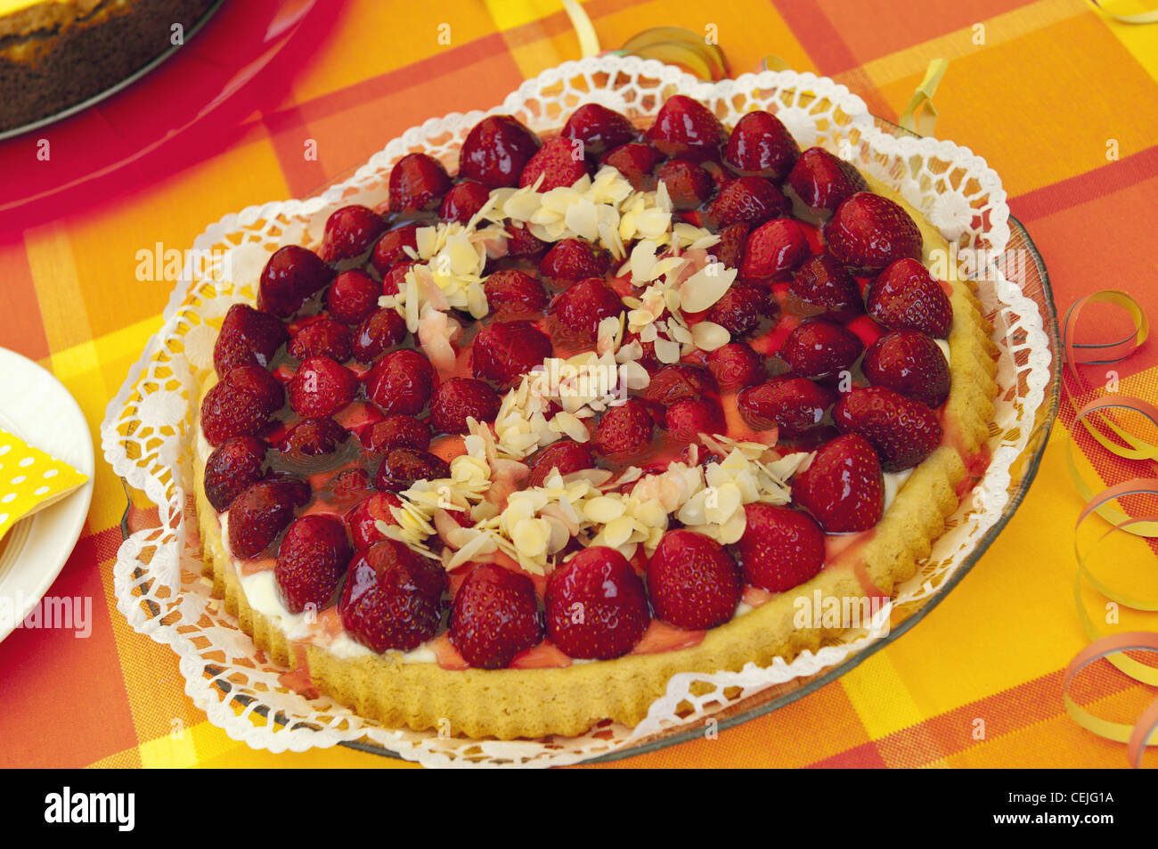 Geburtstag Party Tischdekoration mit Erdbeertorte verziert mit Mandelsplitter. Stockfoto