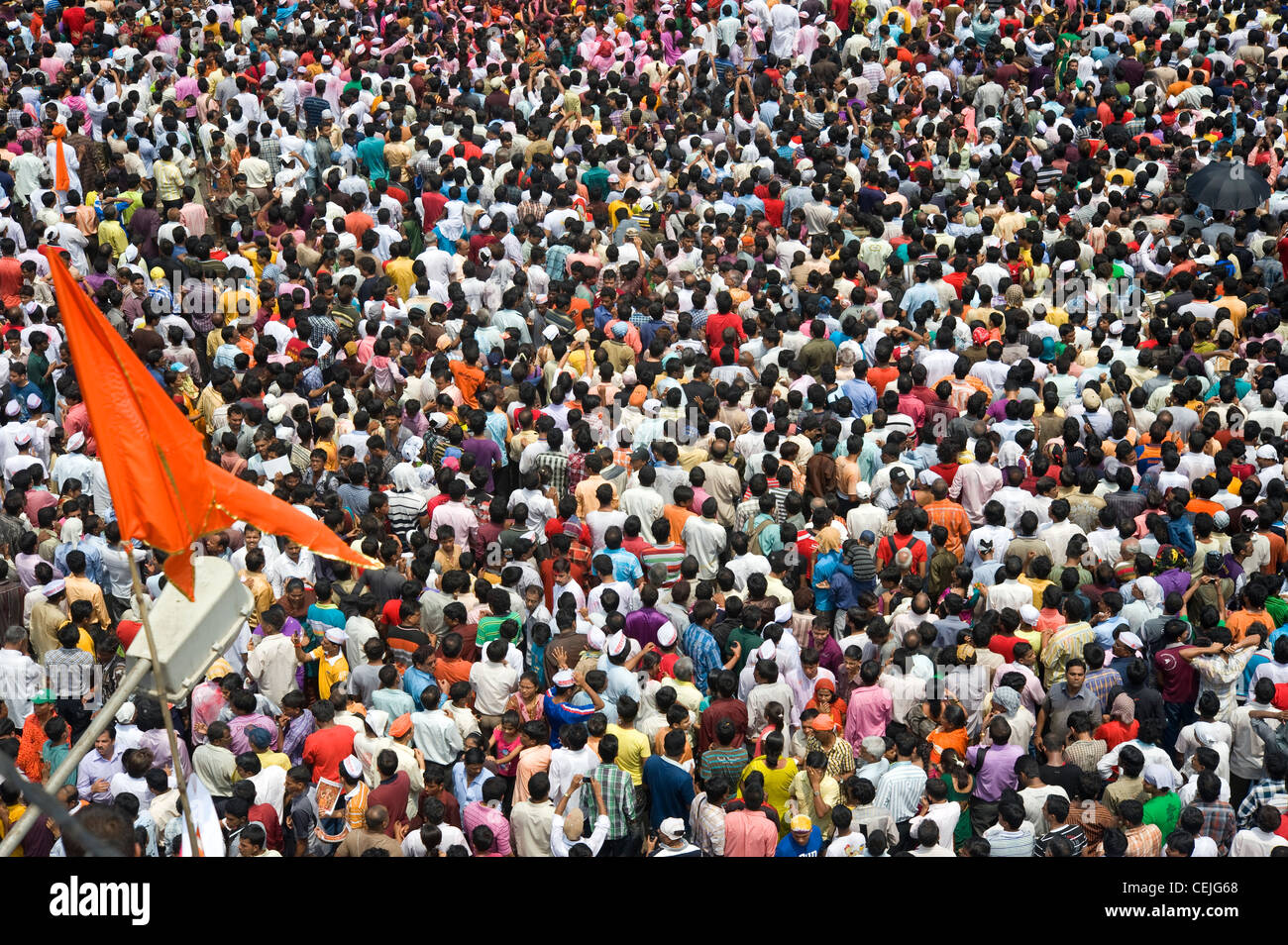Dutzende von Menschen versammelten sich zum Ganesha Visarjan Prozession am Lalbaug, Mumbai Stockfoto