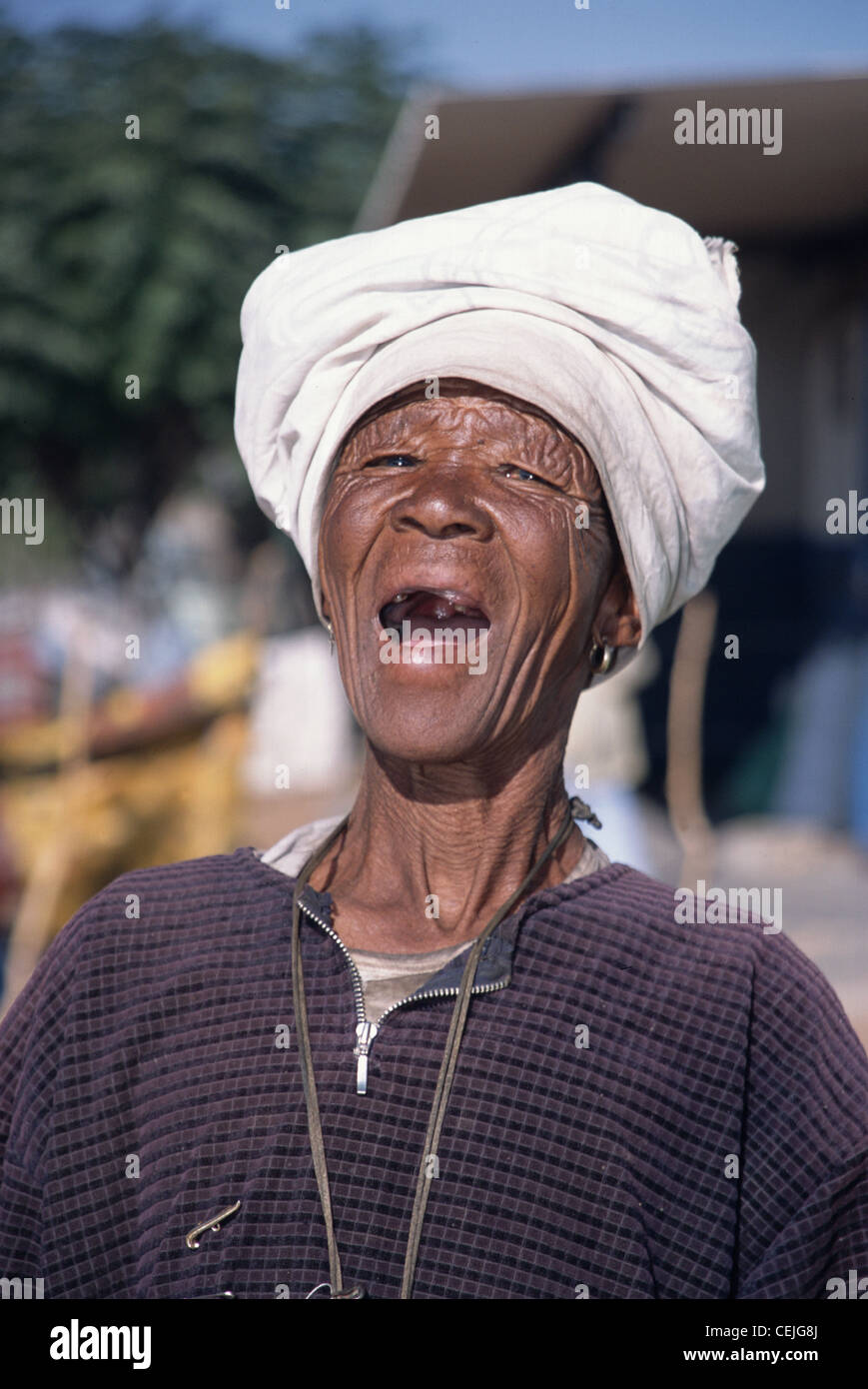 Alte faltige Frau lachend in Khorixas, Kunene-Region, Namibia Stockfoto