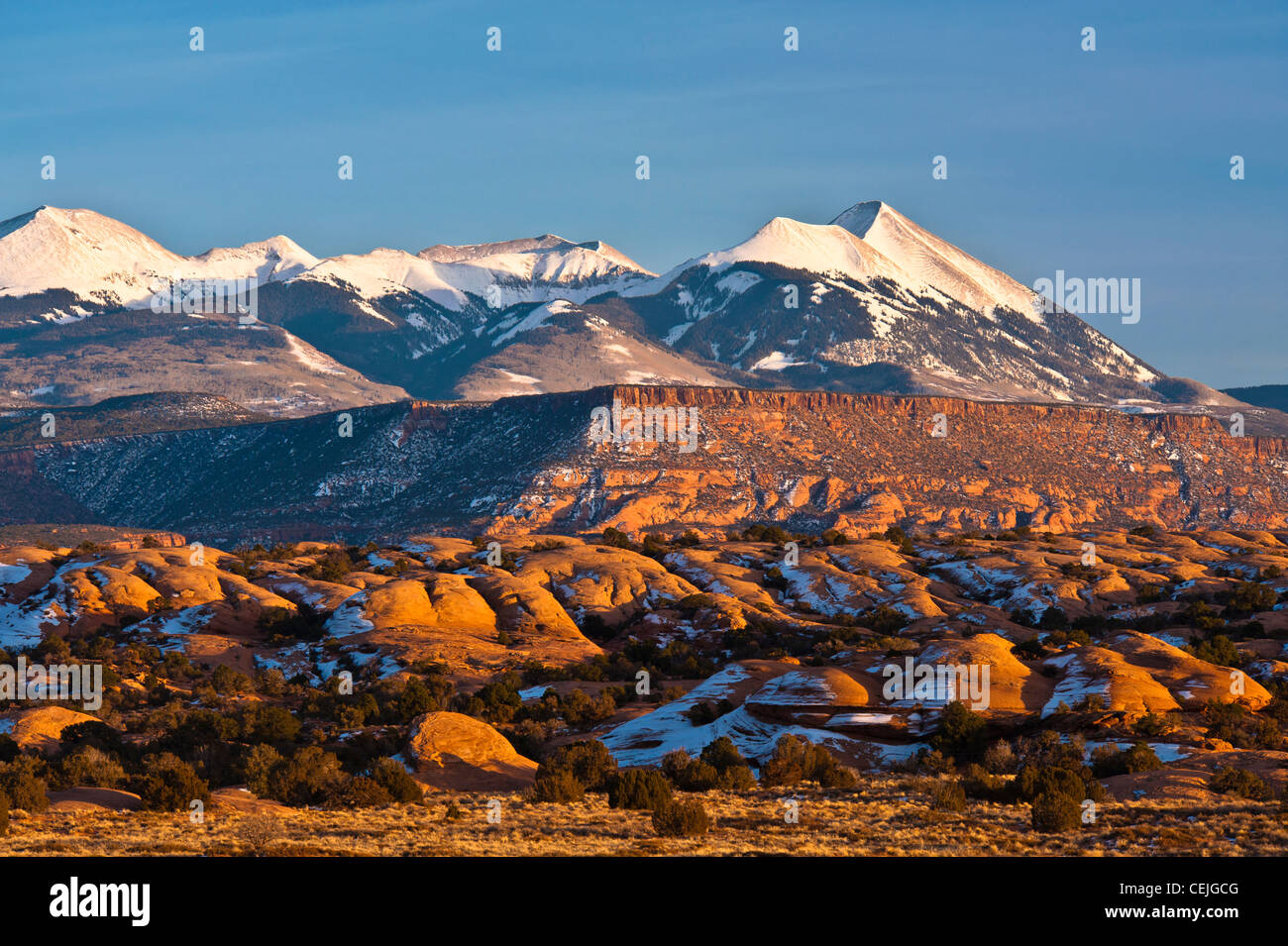 Die La Sal Mountains sind östlich von Arches National Park in Utah/Colorado Grenzgebiet. Stockfoto