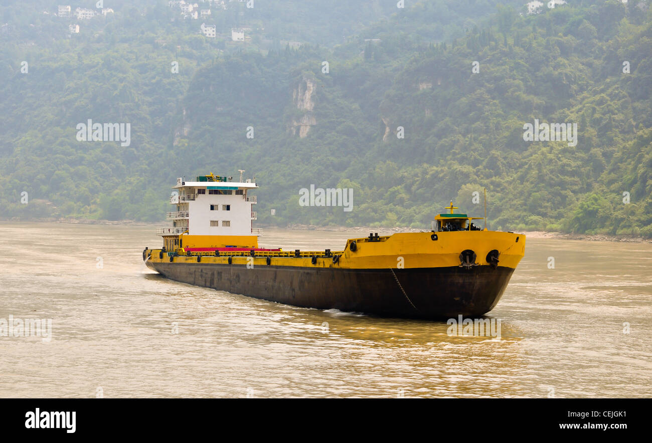 Frachter an einem Fluss Stockfoto