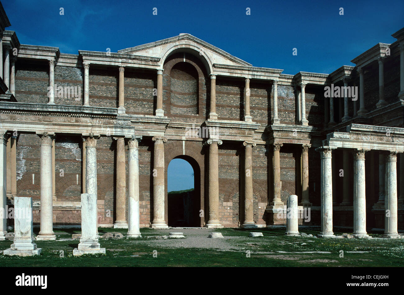 Zweistöckiges Portal & klassische Fassade des griechischen Gymnasiums (193-235AD), Sardis, Türkei Stockfoto